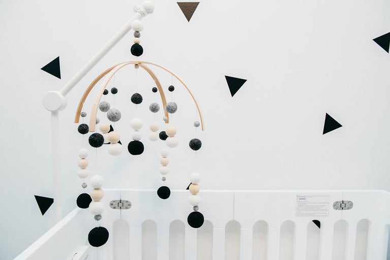 6 modern mobiles (that look great with our cribs)